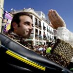 El diestro, Enrique Ponce, saluda a su llegada a la Maestranza de Ronda