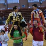 César Jiménez (izda) y Fco. José Espada salen a hombros de la plaza de Fuenlabrada