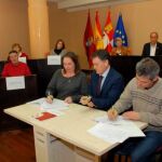 El presidente de la Diputación de Segovia, Francisco Vázquez, suscribe los convenios de colaboración con los alcaldes de los pueblos