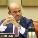 El ministro de Economía y Competitividad, Luis de Guindos, durante su intervención hoy en la comisión de Economía del Congreso