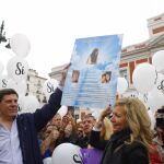 Juan Carlos Quer y Diana López Pinel encabezaron la marcha contra la supresión de la prisión permanente revisable