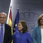 Soraya Sáenz de Santamaría, durante la rueda de prensa ofrecida junto a los ministro Jorge Fernández Díaz y Fátima Báñez