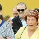 El alcalde de El Ejido, Juan Enciso, ayer, rodeado por un grupo de mujeres que lo apoyaban a la salida de la cárcel de Albolote