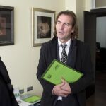 El abogado José Ignacio Francés (d), representa a la madre de la víctima