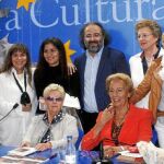 Alfredo Pérez Alencart, Pilar Fernández Labrador y Verónica Amat presentan «Travesías del Alma», junto a alguna de las poetas
