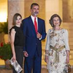 La Reina Letizia, que vistió un conjunto en negro y lució unas sandalias con tacón de pitón, junto a Don Felipe y la Reina Sofía en La Almudaina