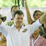 El candidato «uribista», Juan Manuel Santos, saluda a sus seguidores en un acto en la Feria Ganadera de Montería (Córdoba)