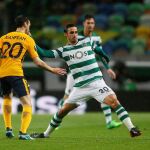 Bryan Ruiz del Sporting de Lisboa pelea un balón junto a Juanfran del Atlético