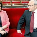 El presidente de la Generalitat, José Montilla, junto a la consejera de Presidencia, Mar Moreno, ayer en el Senado
