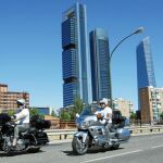 El alquiler de una de estas motocicleta es un 25 por ciento más barato en comparación con el de coches de lujo