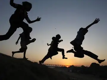 Los niños usan más su metabolismo aeróbico y por lo tanto se cansan menos al hacer ejercicios de alta intensidad Los niños usan más su metabolismo aeróbico y por lo tanto se cansan menos al hacer ejercicios de alta intensidad