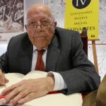 El Premio Cervantes José Jiménez Lozano, momentos antes de abrir las jornadas cervantinas