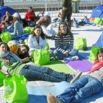Jóvenes españoles con el «kit del peregrino», que contenía comida y objetos útiles, en la JMJ de Sidney 2008