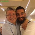 Enrique Cerezo abraza a Arda Turan