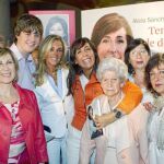 Sánchez-Camacho abrazando a su madre, Manuela, junto a Monty Parera, Juan Ventosa y otros asistentes