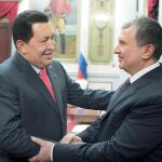 Chávez saluda al viceprimer ministro ruso, Igor Sechin