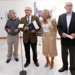 El diputado de Cultura y Educación de Alicante junto a la viuda del fotógrafo durante la inauguración de la muestra