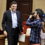 El secretario general del PSOE, Pedro Sánchez, a su llegada a la reunión conjunta del grupo parlamentario en el Congreso