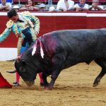 Alberto Aguilar en un derechazo