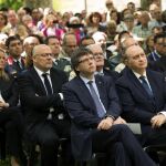 El ministro del Interior en funciones, Jorge Fernández Díaz, junto al presidente de la Generalitat de Cataluña, Carles Puigdemont, durante el acto de homenaje a las víctimas del terrorismo, al cumplirse 25 años del atentado de ETA en la casa cuartel de la Guardia Civil de Vic