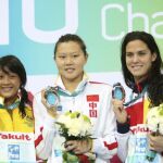 Peris, a la derecha, presume con su medalla de bronce