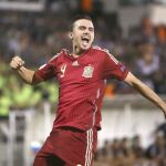 El delantero de España Mayoral celebra el gol marcado que ha marcado ante Rusia, durante la final del Europeo sub-19