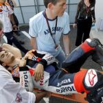 Pedrosa se rompe la clavícula y deja a Lorenzo muy cerca del título