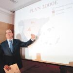 Sebastián, junto al mapa con la situación del plan por comunidades