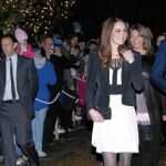 Ella, de blanco y negro y él, de azul marino, no dejaron de sonreír a la entrada del concierto