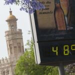 Un termómetro con la lectura de 48 grados en una calle de Sevilla.