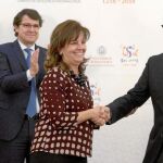 Pilar Platero y Daniel Hernández Ruipérez sellan el acuerdo de cesión del edificio en presencia de Alfonso Fernández Mañueco y María Josefa García Cirac