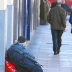 Los cajeros, portales o estaciones de metro se llenan en invierno de personas sin hogar que se protegen del frío