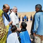 El presidente, Ramón Luis Valcárcel, durante su visita a los campamentos de refugiados de Tindouf