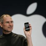 Steve Jobs el 9 de enero de 2007 presentando el iPhone, que se definió como un iPod con teléfono móvil y pantalla táctil.