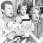 Tony Curtis y Janet Leigh, con sus hijas Kelly, de 2 años y medio, y la recién nacida Jamie Lee
