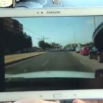La aplicación recibe y muestra en tiempo real en la tableta o smartphone el vídeo de la carretera tal y como es observado desde uno de los vehículos que nos precede.