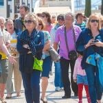 Un grupo de turistas procedentes de los buques, durante su visita a la Ciudad de las Artes