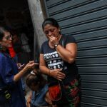 Familiares de víctimas de la estampida del Club Social El Paraíso, en Caracas, donde murieron más de 15 personas tras una explosión