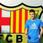 David Villa se hizo la tradicional fotografía en la puerta de las oficinas del Fútbol Club Barcelona