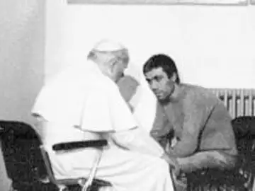 El 2 de diciembre de 1983, Alí Agca recibe el perdón de Juan Pablo II El 2 de diciembre de 1983, Alí Agca recibe el perdón de Juan Pablo II