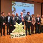 LA RAZÓN. El presidente de la Comunidad, Fernando López Miras, junto a la presidenta de la Asamblea Regional y los miembros de la directiva de Fecoam