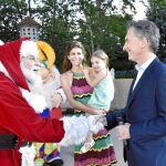 El presidente Mauricio Macri saluda a Santa Claus frente a la residencia oficial de Los Olivos en presencia de su mujer Juliana y su hija Antonia