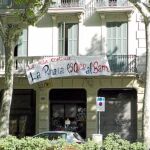 La fachada del nuevo edificio tomado por los «okupas» que gestionan La Rimaia en Gran Via. Abajo, material desalojado con el que los radicales imparten «pedagogía alternativa»
