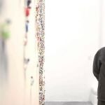 La consellera de Cultura, María José Catalá. y el artista Genovés observan una de las obras