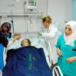 El pequeño superviviente está fuera de peligro tras ser operado de sus múltiples fracturas