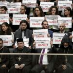 Varias personas muestran carteles pidiendo el reconocimiento del genocidio desde la tribuna de invitados del Bundestag