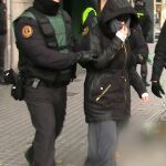 La supuesta yihadista ayer sale custodiada por agentes de la Guardia Civil de la casa en la que vivía en Granollers
