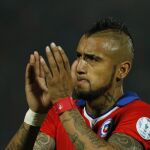 Arturo Vidal corresponde con aplausos el cariño del público
