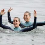 Gemma Mengual y Ona Carbonell, estrenaron esta mañana el año olímpico con una coreografía de natación sincronizada, hecha por primera vez en el mar