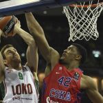 Kyle Hines (d), del CSKA Moscú, en acción contra Victor Claver, del Lokomotiv Kuban.